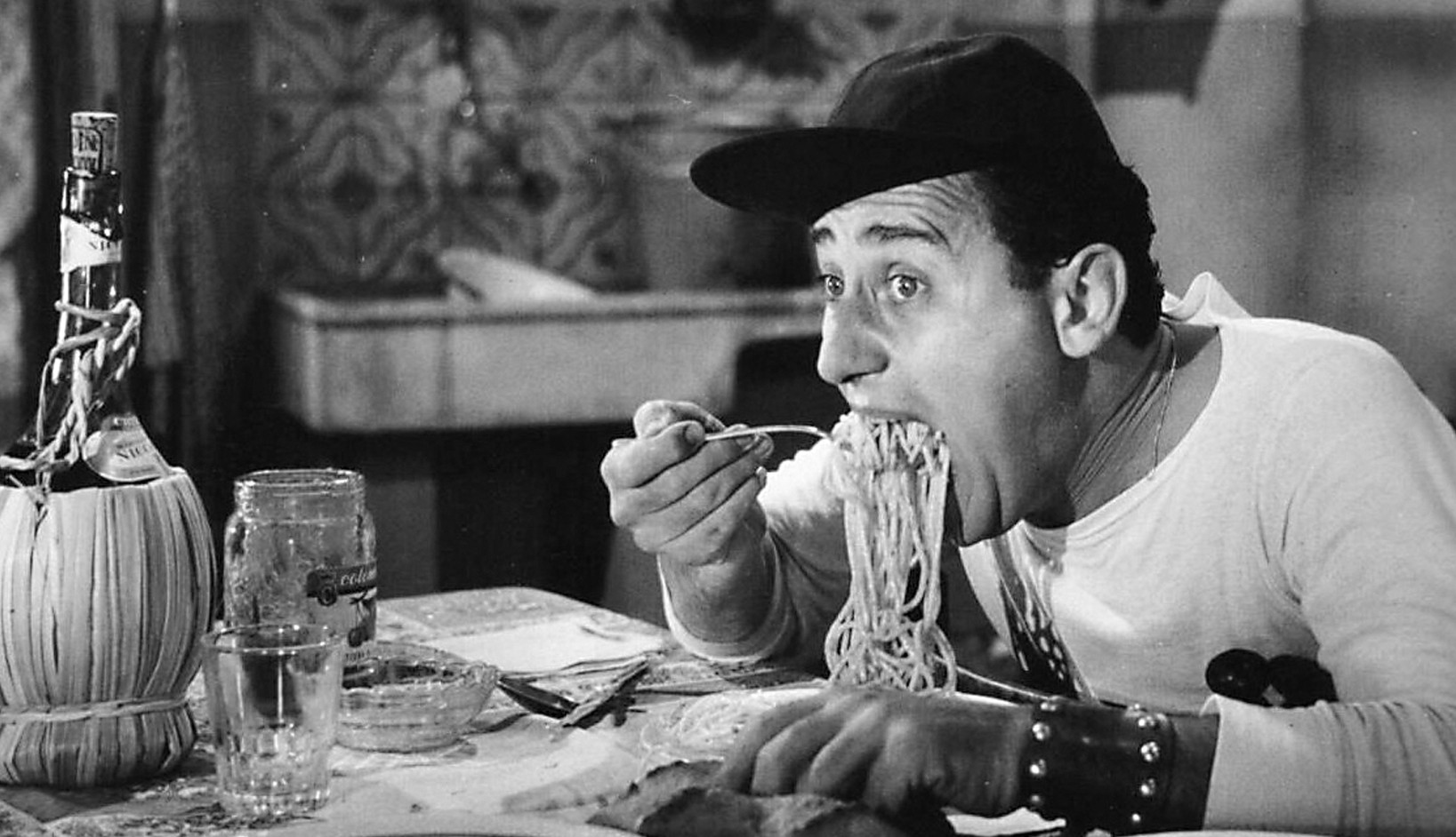 Alberto_Sordi_-_scena_degli_spaghetti_-_Un_americano_a_Roma_(1954).jpg