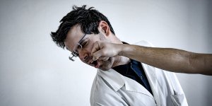 La colpa delle aggressioni ai medici è dell'arroganza della Scienza (di Franco Marino)