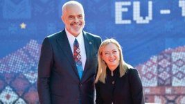 Giorgia Meloni dice all'Albania che gli italiani sono ladri (di Franco Marino)